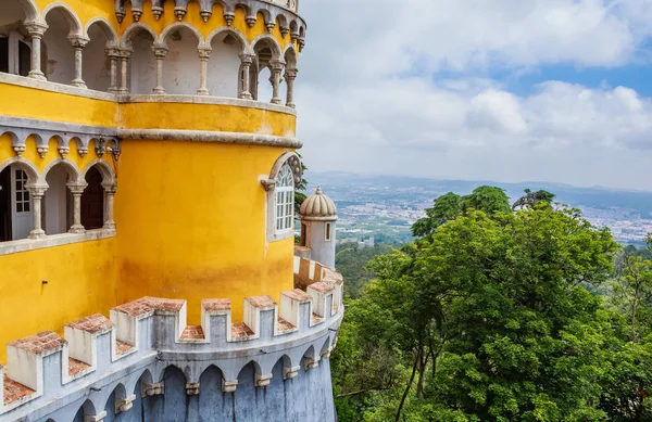 Utsikt över slottet pena i nationalparken sintra, portugal — Stockfoto