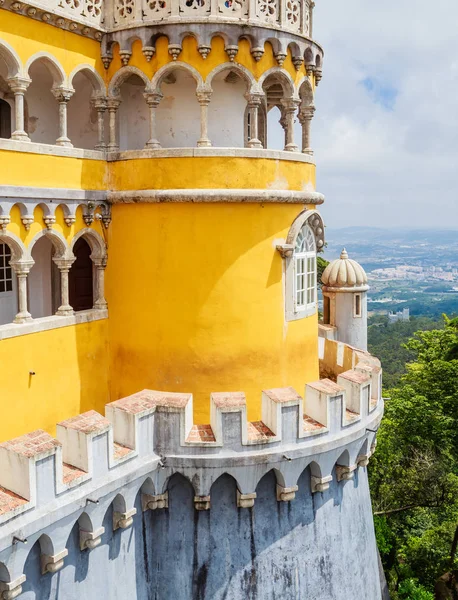 Utsikt över slottet pena i nationalparken sintra, portugal — Stockfoto