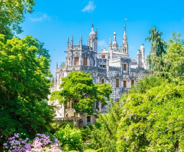 Quinta da Regaleira 'daki sarayın manzarası. Sintra, Portekiz