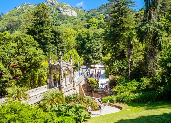 Blick auf die Gärten vom Palast in der Quinta da regaleira in Si — Stockfoto