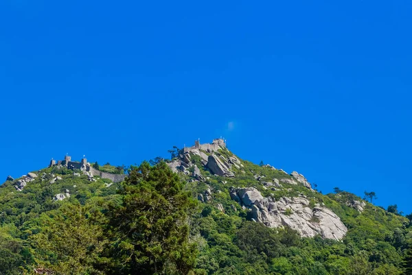 O Castelo dos Mouros é um castelo medieval no topo de uma colina em Sintra . — Fotografia de Stock