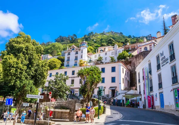 Surr 'ın tepesindeki Fas Kalesi manzaralı eski Sintra kasabası — Stok fotoğraf