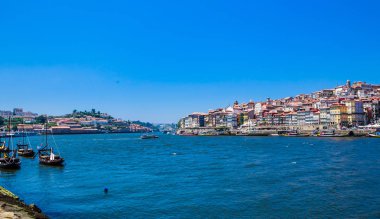 Douro Nehri, Oporto ve Vila Nova de Gaia arasında kıvrılır.
