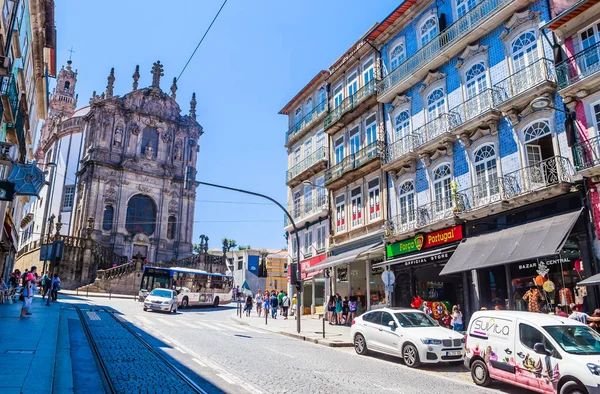 Rua dos Clerigos Clerigos templommal és harangtoronnyal Porto-ban - — Stock Fotó