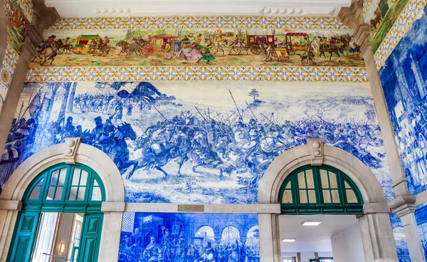 Sao Bento railway station in Porto, Portugal - detail of the wal — Stock Photo, Image