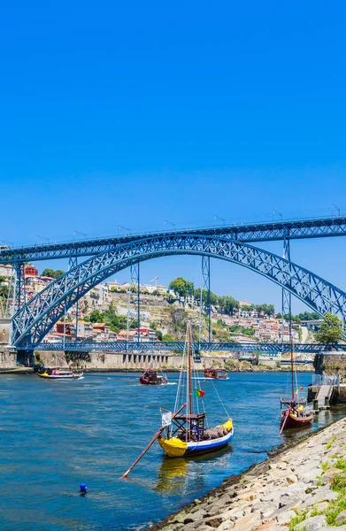 Знаменитый стальной мост Дом Луис выше соединяет Старый город Порту с — стоковое фото