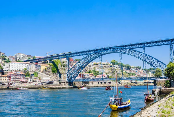 Slavný ocelový most dom Luis nad spojuje staré město Porto s — Stock fotografie