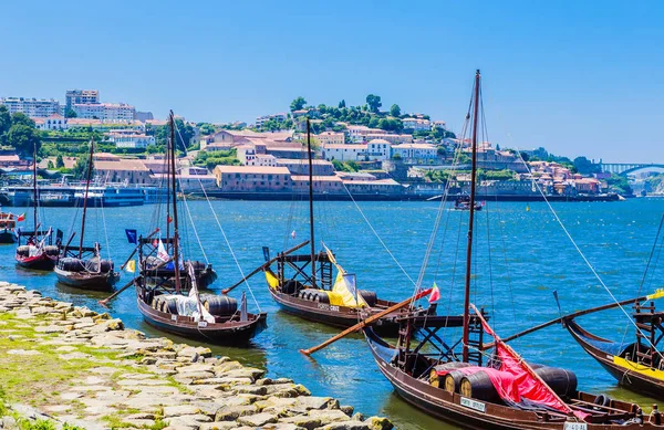 Typické portugalské dřevěné lodě zvané "barcos rabelos" transpo — Stock fotografie