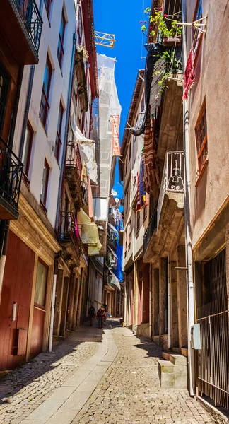 Μικρό ιστορικό δρόμο ή δρομάκι με σπίτια στην περιοχή Ribeira i — Φωτογραφία Αρχείου