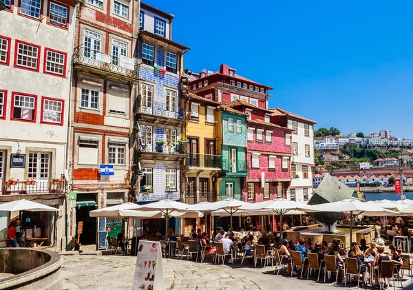 Güzel mimarisi Porto ile Ribeira Meydanı 'nı birbirine kattı. — Stok fotoğraf