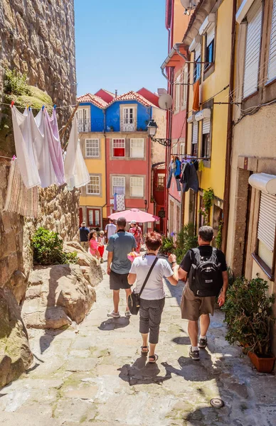 Touristes marchant dans la rue, Porto, Portugal — Photo