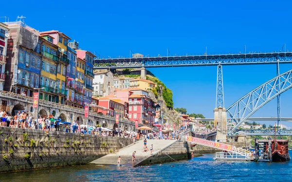 Cais da Estiva, rivier de Douro en brug Dom Luis I, Porto, Portugal — Stockfoto