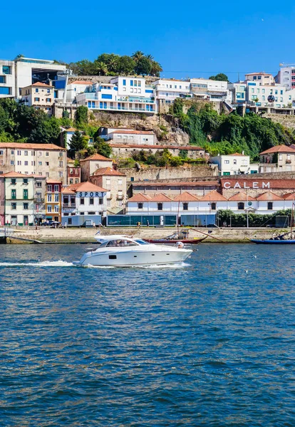 Jachta na řece Douro s výhledem na město Vila Nova de Gaia — Stock fotografie