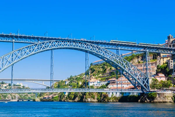 Berömd stålbro dom Luis ovan förbinder Gamla stan Porto med — Stockfoto