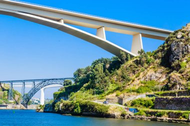 Porto ve Vila Nova de Gaia 'yı birbirine bağlayan üç köprüde görüntüle: In