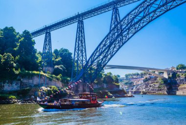 Porto ve Vila Nova de Gaia 'yı birbirine bağlayan iki köprüye bakın: Infante D. Demiryolu köprüleri Maria Pia (eski) ve Saint John, Portekiz 