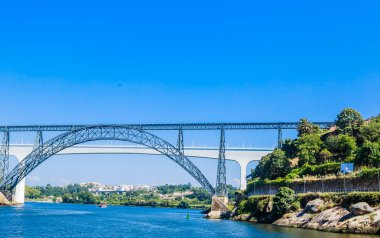 Porto 'nun iki köprüsünden biri, modern bir köprü mü? ? konc 'un
