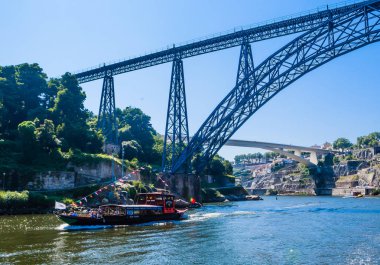 Porto ve Vila Nova de Gaia 'yı birbirine bağlayan iki köprüye bak: ra