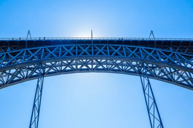 Portekiz 'de Dom Luis Köprüsü. Kıvrımlı köprü