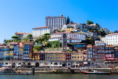 Ribeira Bölgesi 'ndeki binalara ve Porto' daki Bishop Sarayı 'na bakın. 