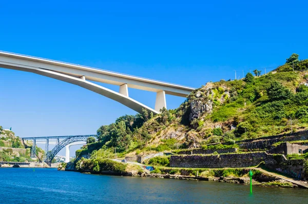 포르투 (Porto) 와 빌라 노바데가 이아 (Vila Nova de Gaia) 를 연결하는 세 개의 다리를 바라본다: — 스톡 사진