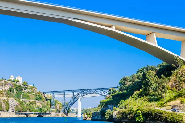 Vista sobre três pontes que ligam Porto e Vila Nova de Gaia: — Fotografia de Stock