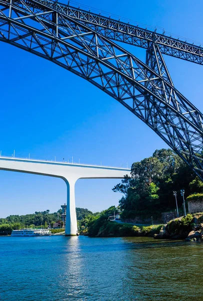 Deux des nombreux ponts de Porto, un pont moderne fait ? ? de conc — Photo