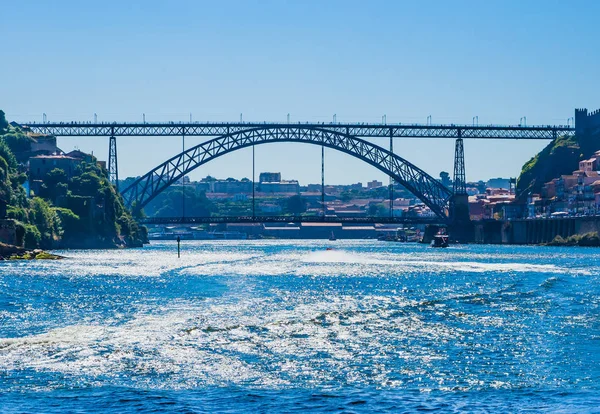 Berömd stålbro dom Luis ovan förbinder Gamla stan Porto med — Stockfoto