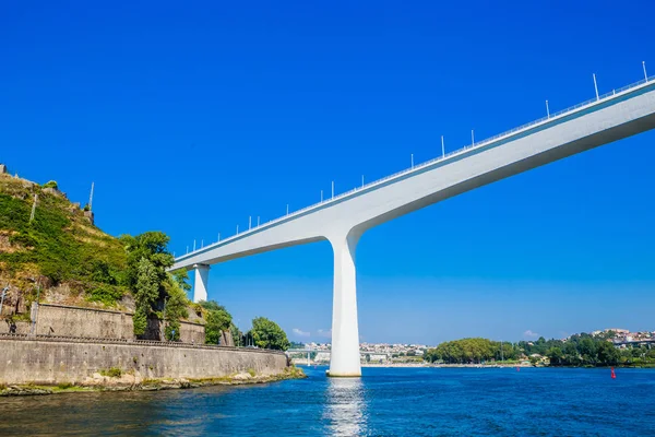 Porto au Portugal, rivière Douro, pont St John's (Ponte de Sao J — Photo