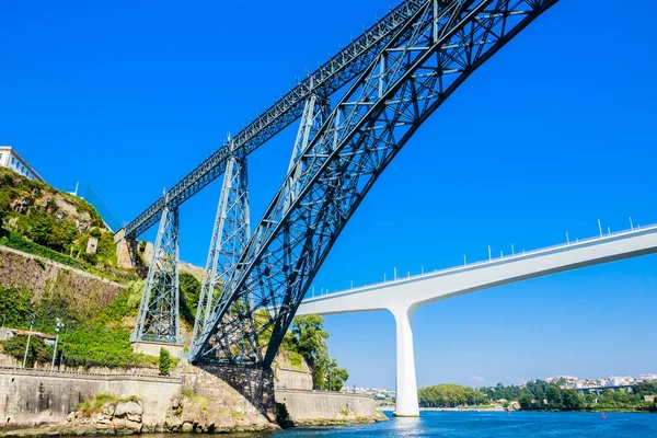 Vue sur deux ponts reliant Porto et Vila Nova de Gaia : rail — Photo