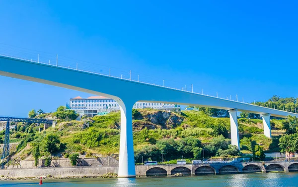 Porto au Portugal, rivière Douro, pont St John's (Ponte de Sao J — Photo