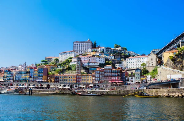 Bekijk gebouwen in de wijk Ribeira en Bisschoppelijk Paleis in Porto — Stockfoto