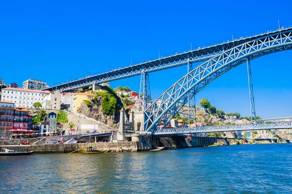 Ünlü çelik köprü dom Luis eski Porto kasabasını birbirine bağlıyor — Stok fotoğraf