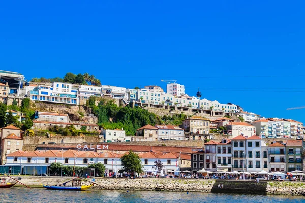 Uitzicht op Vila Nova de Gaia richting wijnkelders van Porto wijn. P — Stockfoto