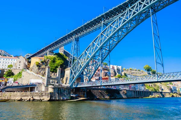 Berömd stålbro dom Luis ovan förbinder Gamla stan Porto med — Stockfoto