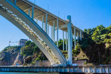 Porto Portekiz 'deki Arrabida Köprüsü, Douro Nehri' ni geçiyor ve... 