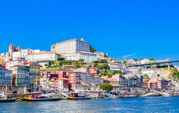 Bekijk gebouwen in de wijk Ribeira en Bisschoppelijk Paleis in Porto — Stockfoto