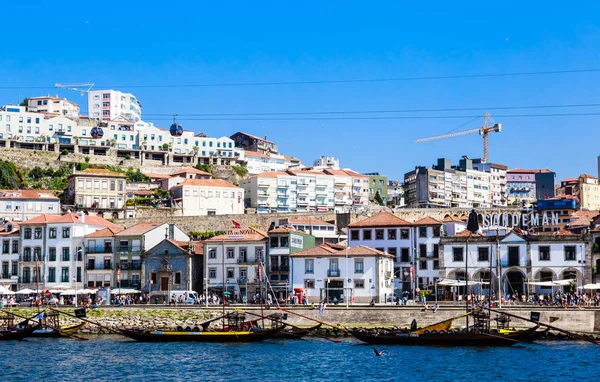 Vila Nova 'daki Diogo Leite Caddesi' ndeki Sandeman Limanı şarap binası. — Stok fotoğraf