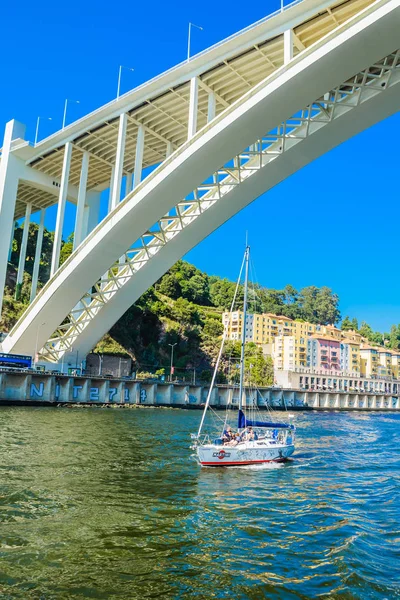 Ponte Arrabida no Porto Portugal, atravessando o rio Douro e — Fotografia de Stock