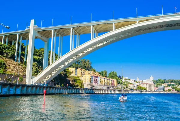Γέφυρα Arrabida στο Πόρτο Πορτογαλία, διασχίζοντας τον ποταμό Ντούρο και — Φωτογραφία Αρχείου
