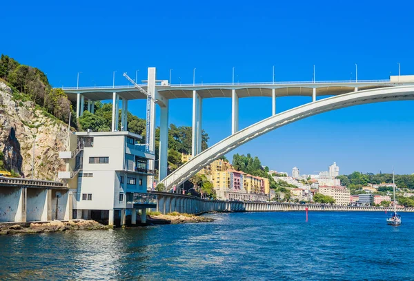 Arrabida-bron i Porto Portugal, som korsar Dourofloden och — Stockfoto