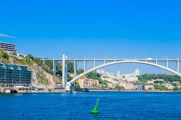 Arrabida-bron i Porto Portugal, som korsar Dourofloden och — Stockfoto