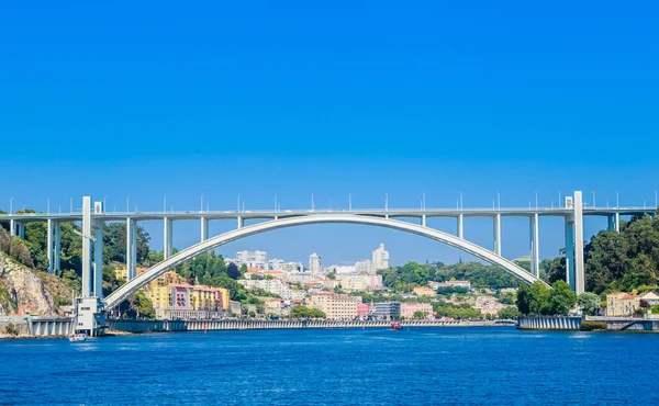 Arrabida-bron i Porto Portugal, som korsar Dourofloden och — Stockfoto