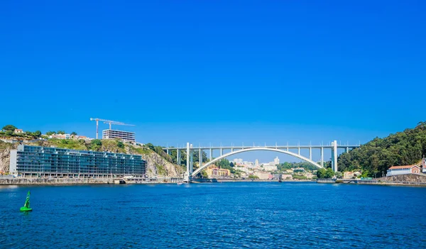 Arrabida híd Porto Portugáliában, átkelve a Douro folyón és — Stock Fotó