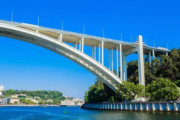 Puente de Arrabida en Porto Portugal, cruzando el río Duero y — Foto de Stock