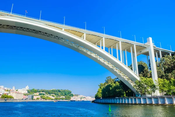 Arrabida híd Porto Portugáliában, átkelve a Douro folyón és — Stock Fotó