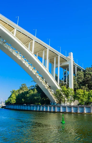 Ponte Arrabida no Porto Portugal, atravessando o rio Douro e — Fotografia de Stock