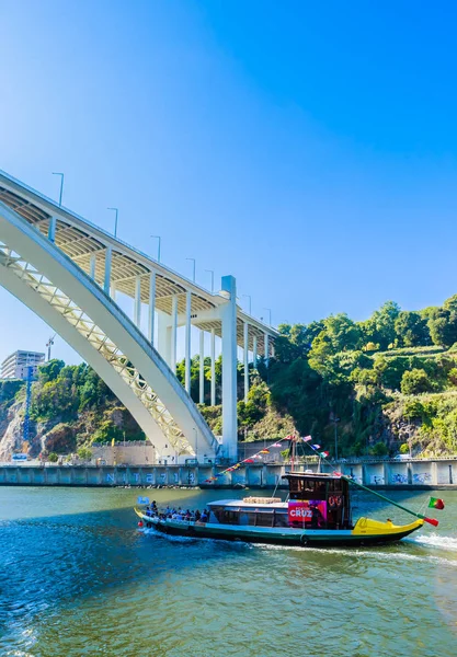 Pont Arrabida à Porto Portugal, traversant le fleuve Douro et — Photo