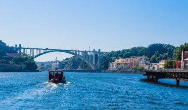 Ponte da Arrabida, Douro Nehri üzerinden Atlantik 'e giden son köprü.