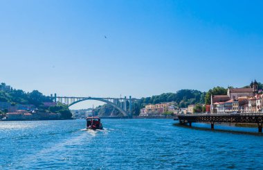 Ponte da Arrabida, Douro Nehri üzerinden Atlantik 'e giden son köprü.